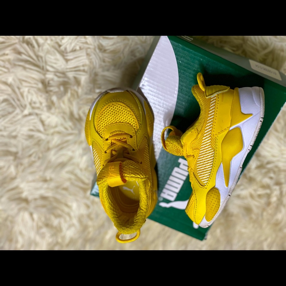 Toddler sneaker size 6